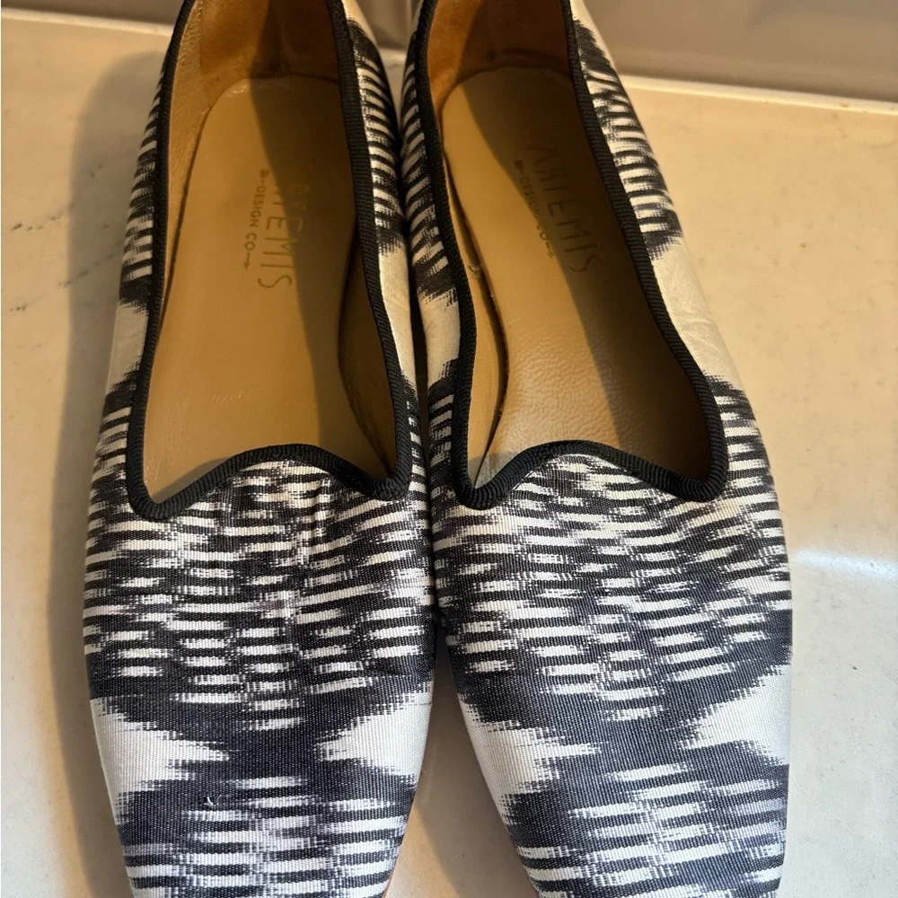 Artemis Black & White Print Abstract Loafers Size 39 us size 8